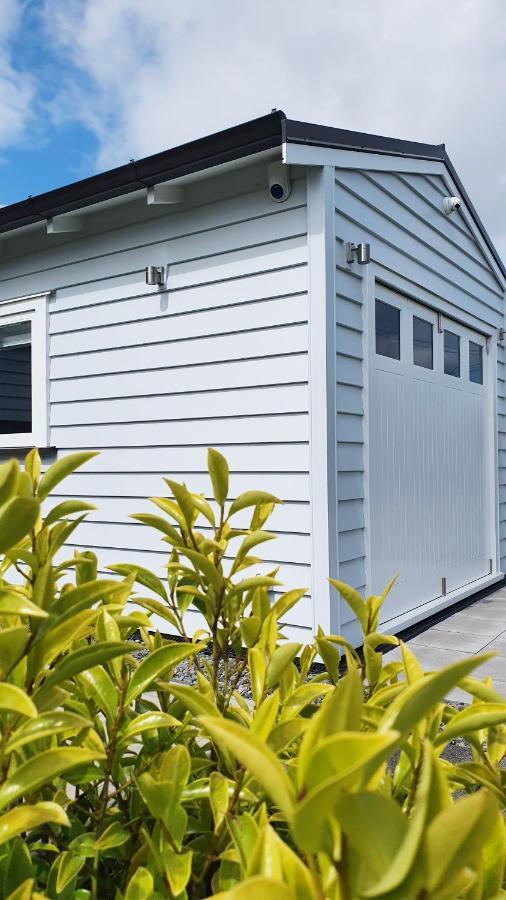 Retro On Queen, Papakura Bagian luar foto